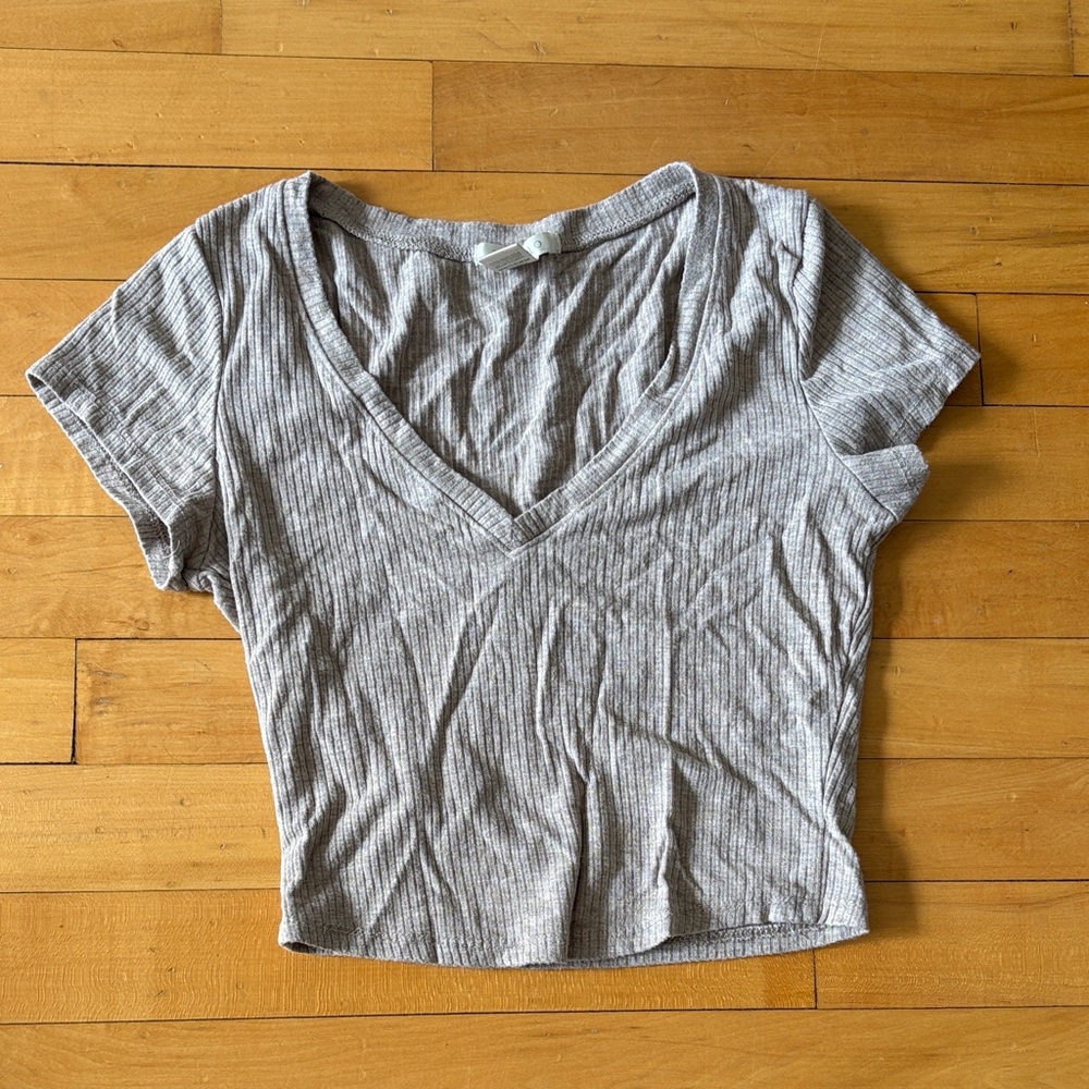 Bozzolo Gray Ribbed V-Neck Crop Top